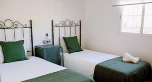 4 makuuhuonetta, silitysrauta/-lauta, ilmainen Wi-Fi, vuodevaatteet