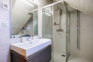 Exclusive-huoneisto | Kylpyhuone | Suihku, ilmaiset hygieniatuotteet, pyyhkeet, saippua
