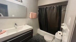 Comfort-Einzelzimmer | Badezimmer | Kostenlose Toilettenartikel, Haartrockner, Bademäntel, Hausschuhe