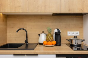 Refrigerador, horno, parrilla de estufa y cafetera y tetera 