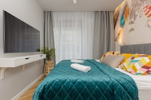 1 bedroom, iron/ironing board, WiFi, bed sheets - Tasteful Apartment with Parking | Close to Arcadia (Warszawa)