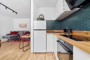 Réfrigérateur, four à micro-ondes, un four, surface de cuisson