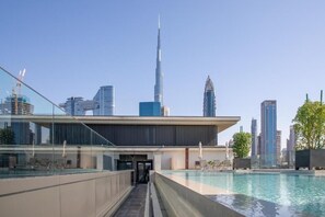 Outdoor pool - Aya - Impeccable 1BR Apartment with Balcony in City Walk (Dubai)