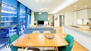 Dining room - Aya - Impeccable 1BR Apartment with Balcony in City Walk (Dubai)