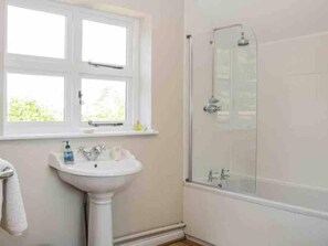 Bathroom - Cottagesleeps2-fireplace-valleyview-patio-garden (Telford)