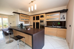 Villa Design, 3 chambres | Cuisine privée | Réfrigérateur, four à micro-ondes, un four, surface de cuisson