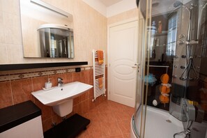 Villa Design, 3 chambres | Salle de bain | Douche, articles de toilette (gratuits), bidet, serviettes fournies