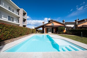 Villa Design, 3 chambres | Coin séjour | Télévision de 30 pouces avec chaînes numériques