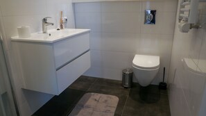 Shower, towels, soap, shampoo - Studio in Strandstijl Vlakbij het Strand (Den Haag)