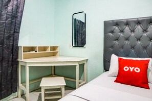 Quarto casal standard | Escrivaninha, espaço de trabalho para notebook, Wi-Fi de cortesia