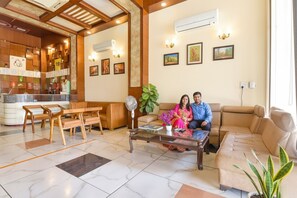 Área de estar no saguão