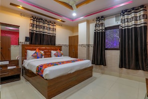 Premium Room | Egyptian cotton sheets, premium bedding, in-room safe, desk - Fabhotel Shree Galaxy (Kanpur)