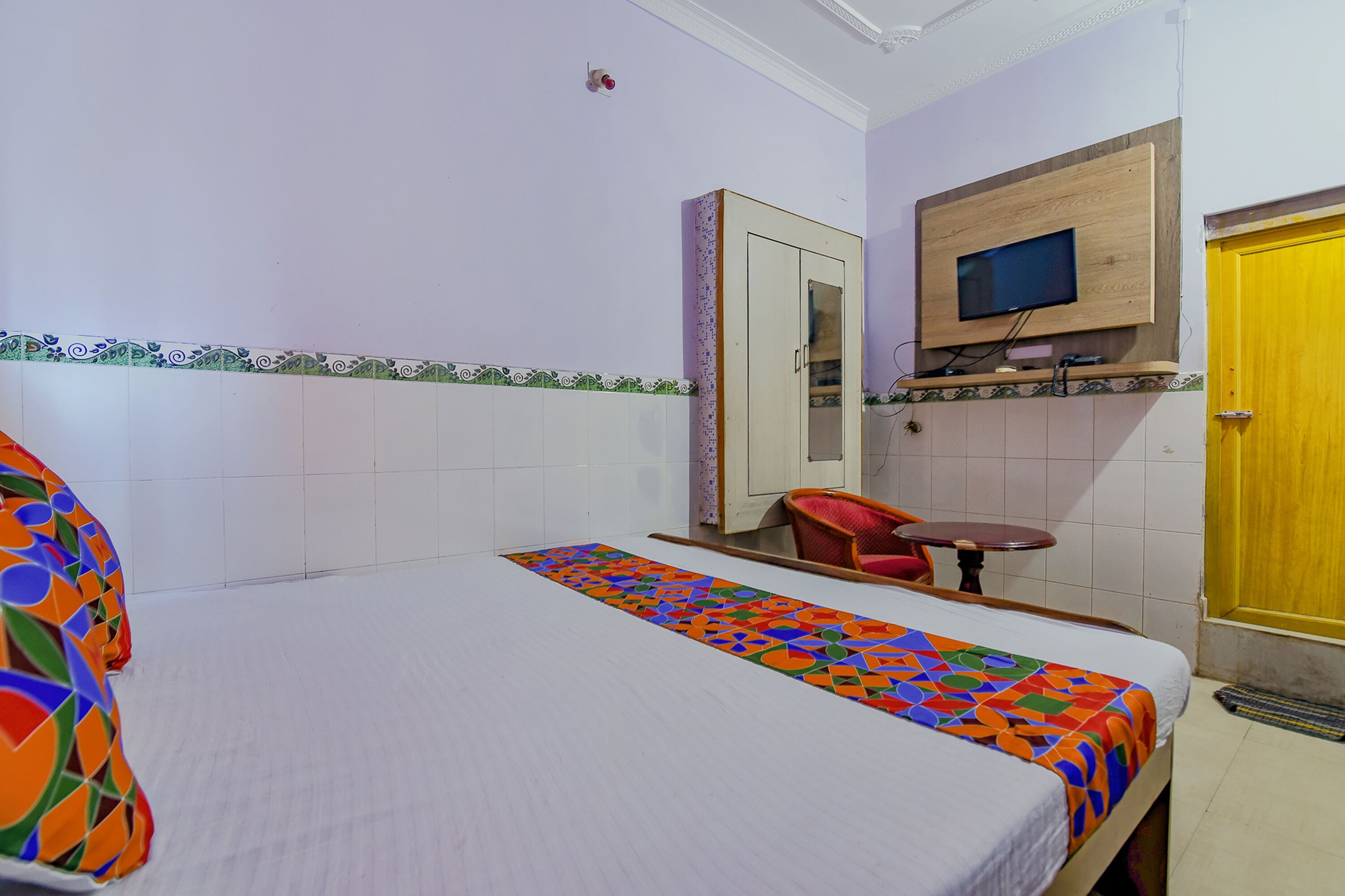 family room | egyptian cotton sheets, premium bedding, in-room safe, desk