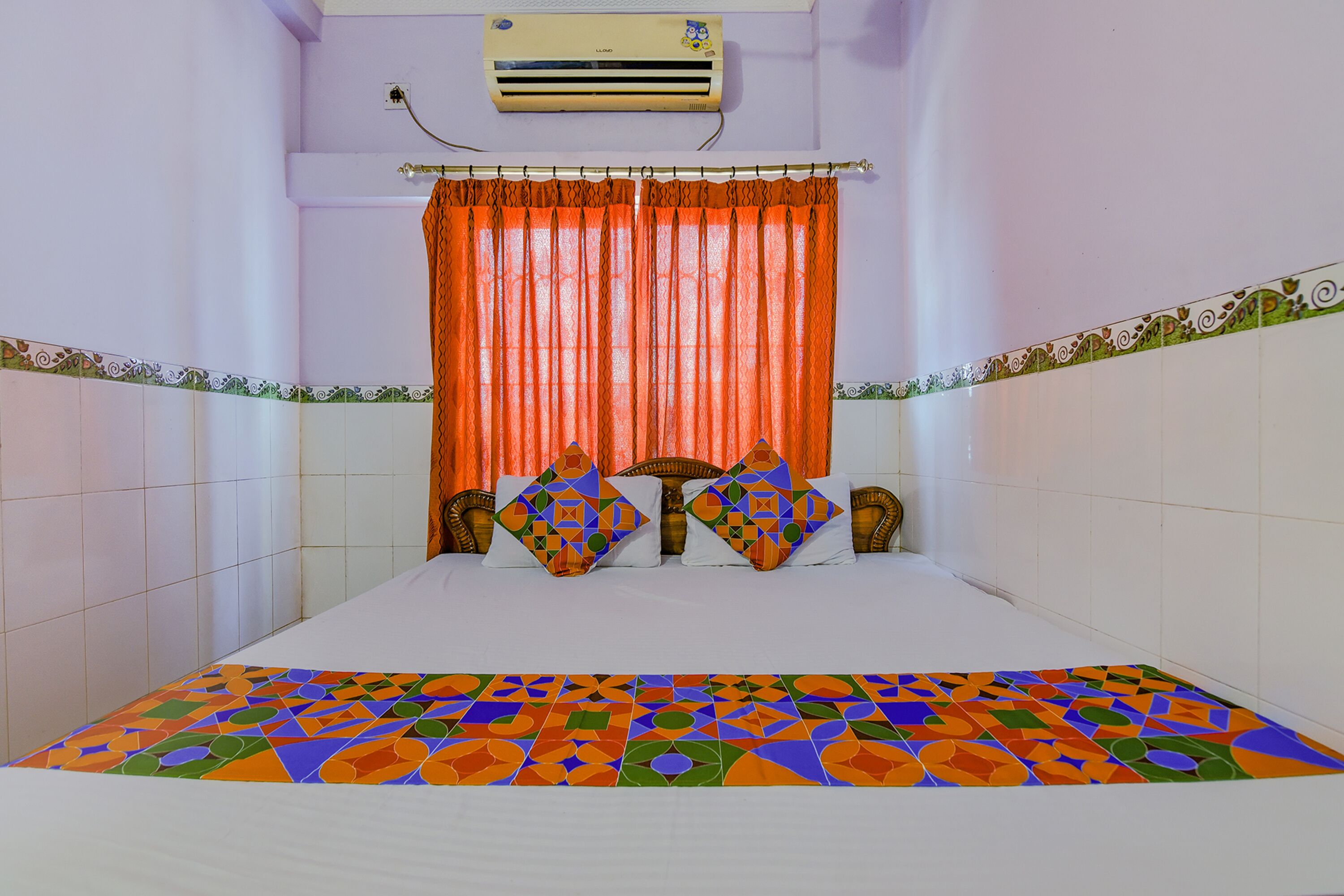 deluxe room | egyptian cotton sheets, premium bedding, in-room safe, desk