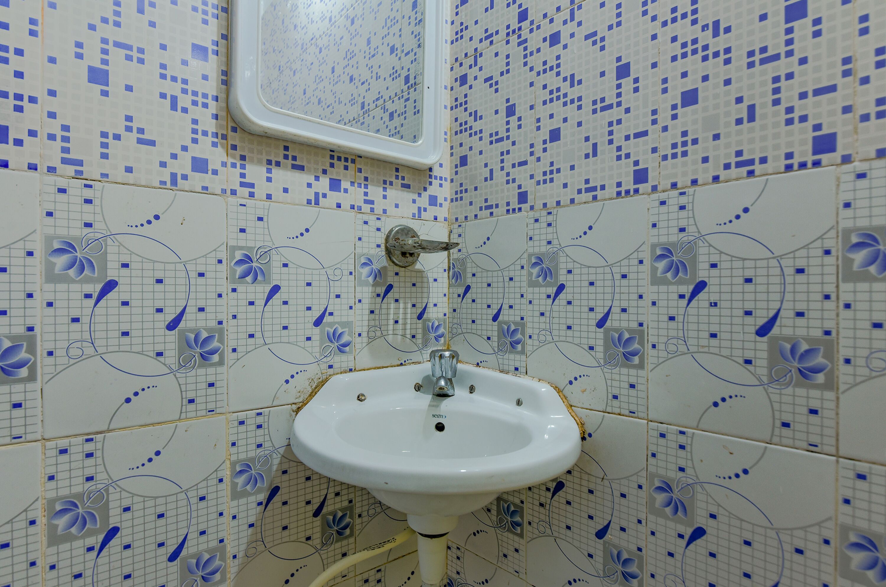 deluxe room | bathroom | shower, rainfall showerhead, free toiletries, towels