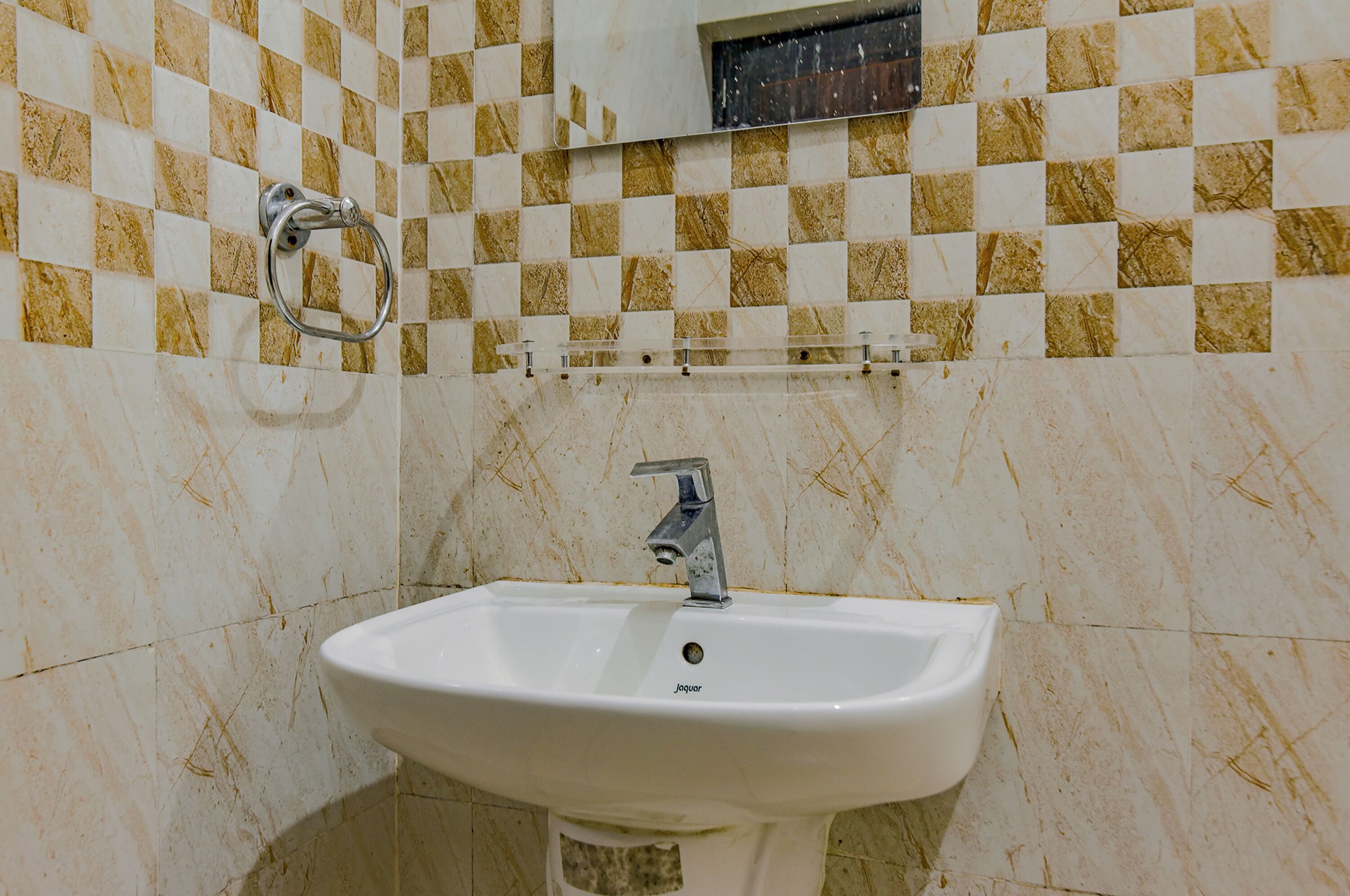 shower, rainfall showerhead, free toiletries, towels