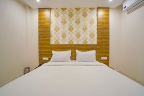 Egyptian cotton sheets, premium bedding, in-room safe, desk - Fabhotel Hc Mohali Inn (Mohali)
