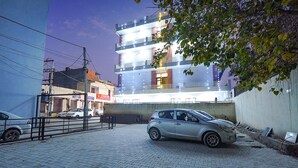 A multi-story building with a modern design, featuring balconies and large windows. - Fabhotel Hc Mohali Inn (Mohali)