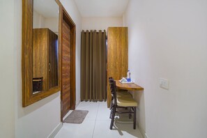 Egyptian cotton sheets, premium bedding, in-room safe, desk - Fabhotel Hc Mohali Inn (Mohali)