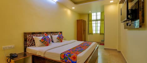 Deluxe Room | Egyptian cotton sheets, premium bedding, in-room safe, desk