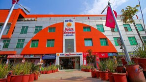 Un hôtel doté d’une arche imposante et d’une enseigne indiquant « Hôtel Kanta Shrawan Arcade ».