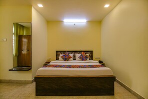 Egyptian cotton sheets, premium bedding, in-room safe, desk - Fabhotel Kanta Shrawan Arcade (Bhopal)