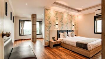 Egyptian cotton sheets, premium bedding, in-room safe, desk