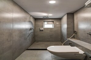 Shower, rainfall showerhead, free toiletries, towels - FabHotel Seventy Seven (Barakpur)