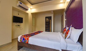 Egyptian cotton sheets, premium bedding, in-room safe, desk