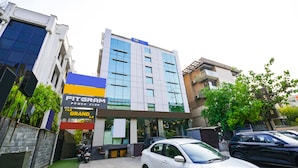 Un edificio moderno con un letrero que dice 'Fitgram Power Club'.