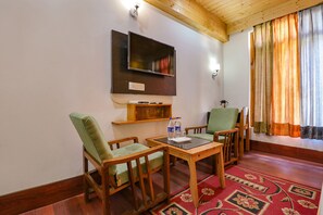 Egyptian cotton sheets, premium bedding, in-room safe, desk - Fabhotel Shandela (Manali)