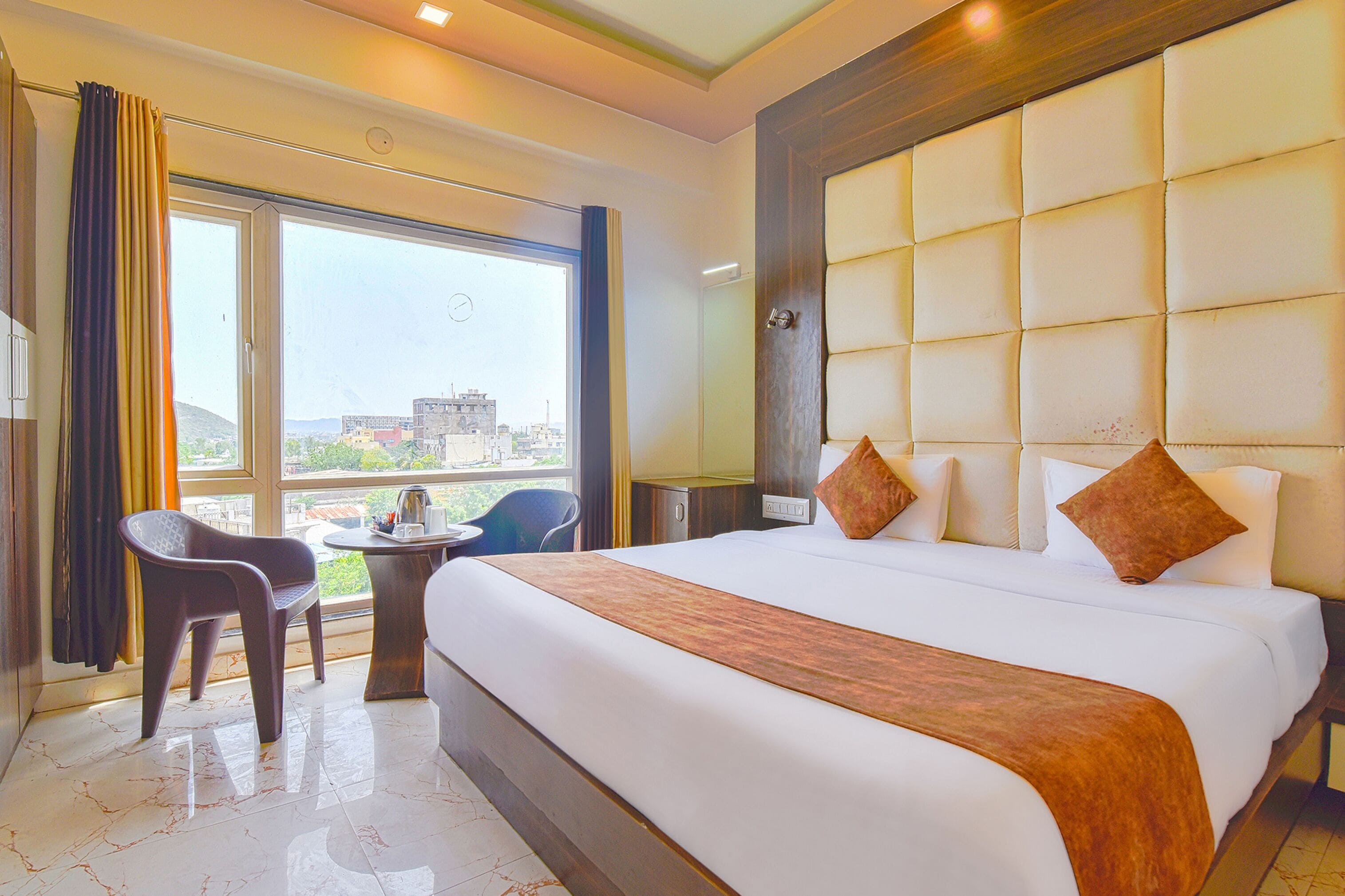 埃及棉床單、高級寢具、房內夾萬、書桌