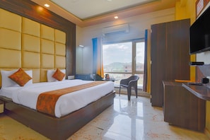 Family Room | Egyptian cotton sheets, premium bedding, in-room safe, desk