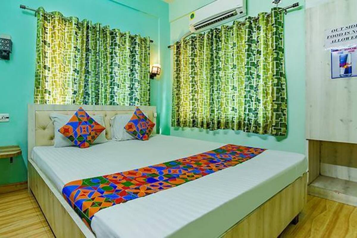 Egyptian cotton sheets, premium bedding, in-room safe, desk