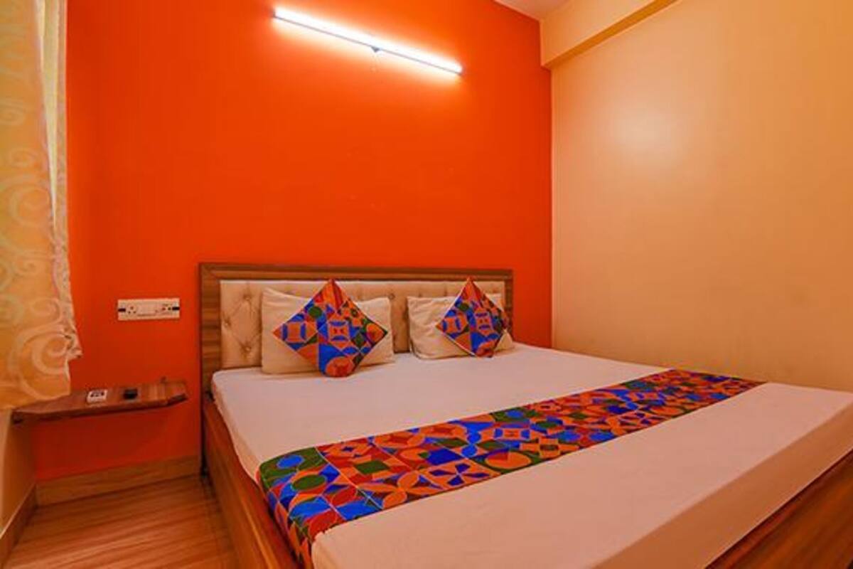 Egyptian cotton sheets, premium bedding, in-room safe, desk