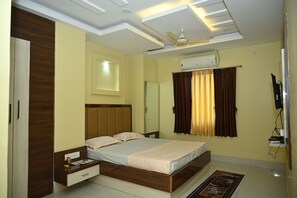 Deluxe Room | Egyptian cotton sheets, premium bedding, in-room safe, desk - Fabhotel Golden Bliss (Bhubaneshwar)