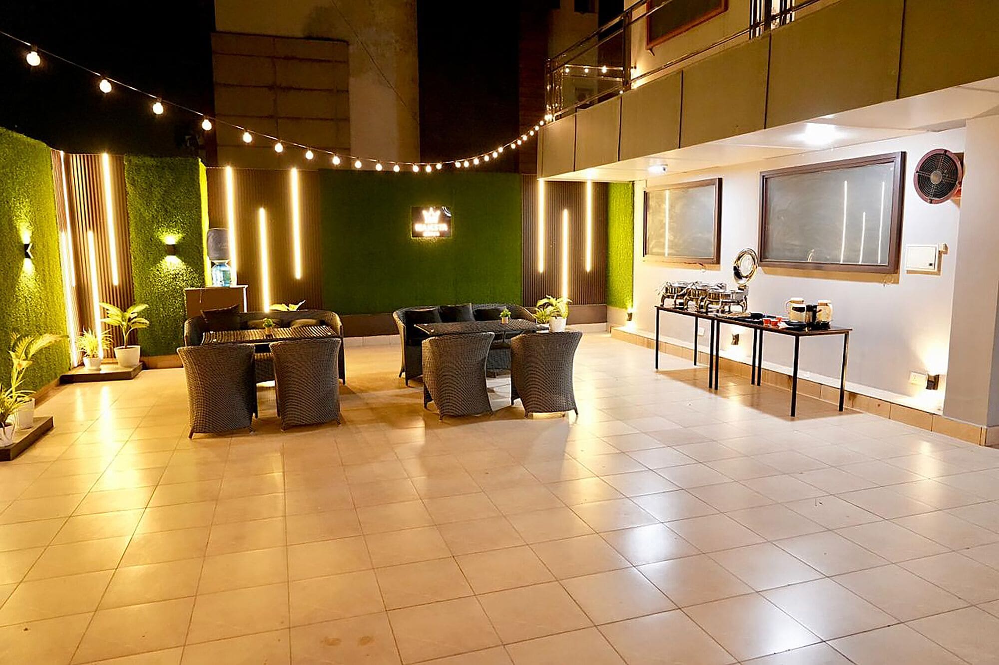 Desayuno continental (INR 300 por persona) 