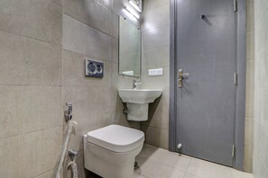 Deluxe Room | Bathroom | Shower, rainfall showerhead, free toiletries, towels