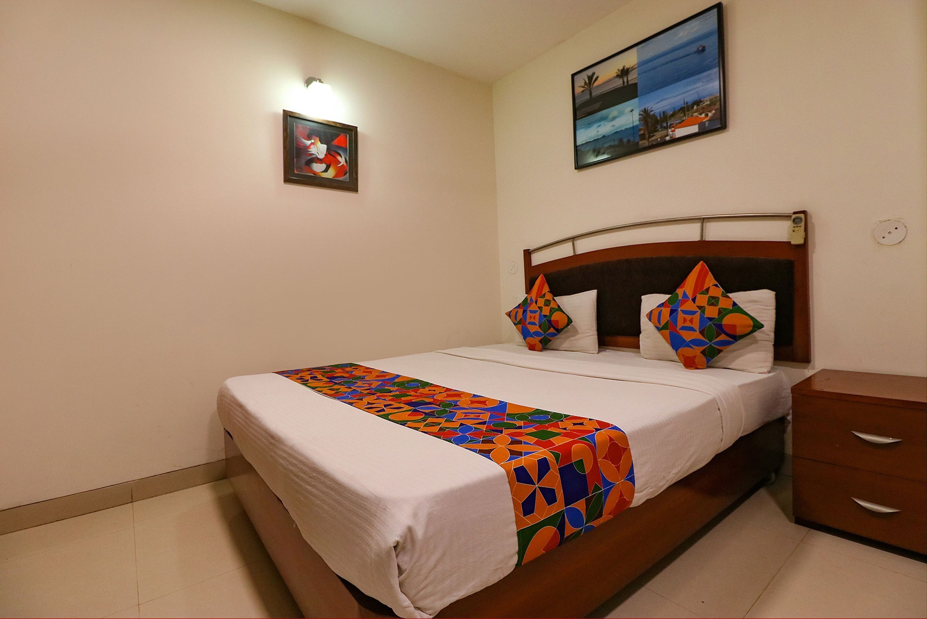 Egyptian cotton sheets, premium bedding, in-room safe, desk