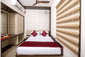 Egyptian cotton sheets, premium bedding, in-room safe, desk - Fabhotel The Leela Park (Bengaluru)