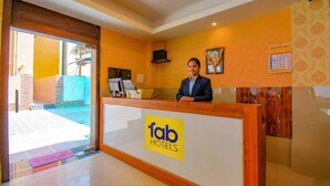 En hotellreception med en skylt där det står ”fab hotels”.