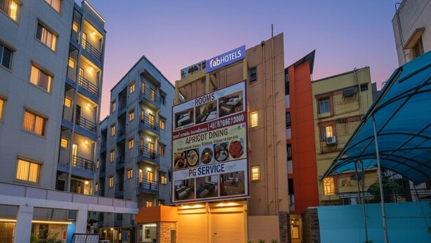 Ett hotell med flera våningar, med en skylt som visar att det erbjuder tjänster och faciliteter som är lämpliga för alla åldrar, inklusive rum och restaurang.