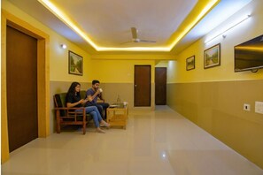 Lobby sitting area - Fabhotel Empire Executive (Paud)