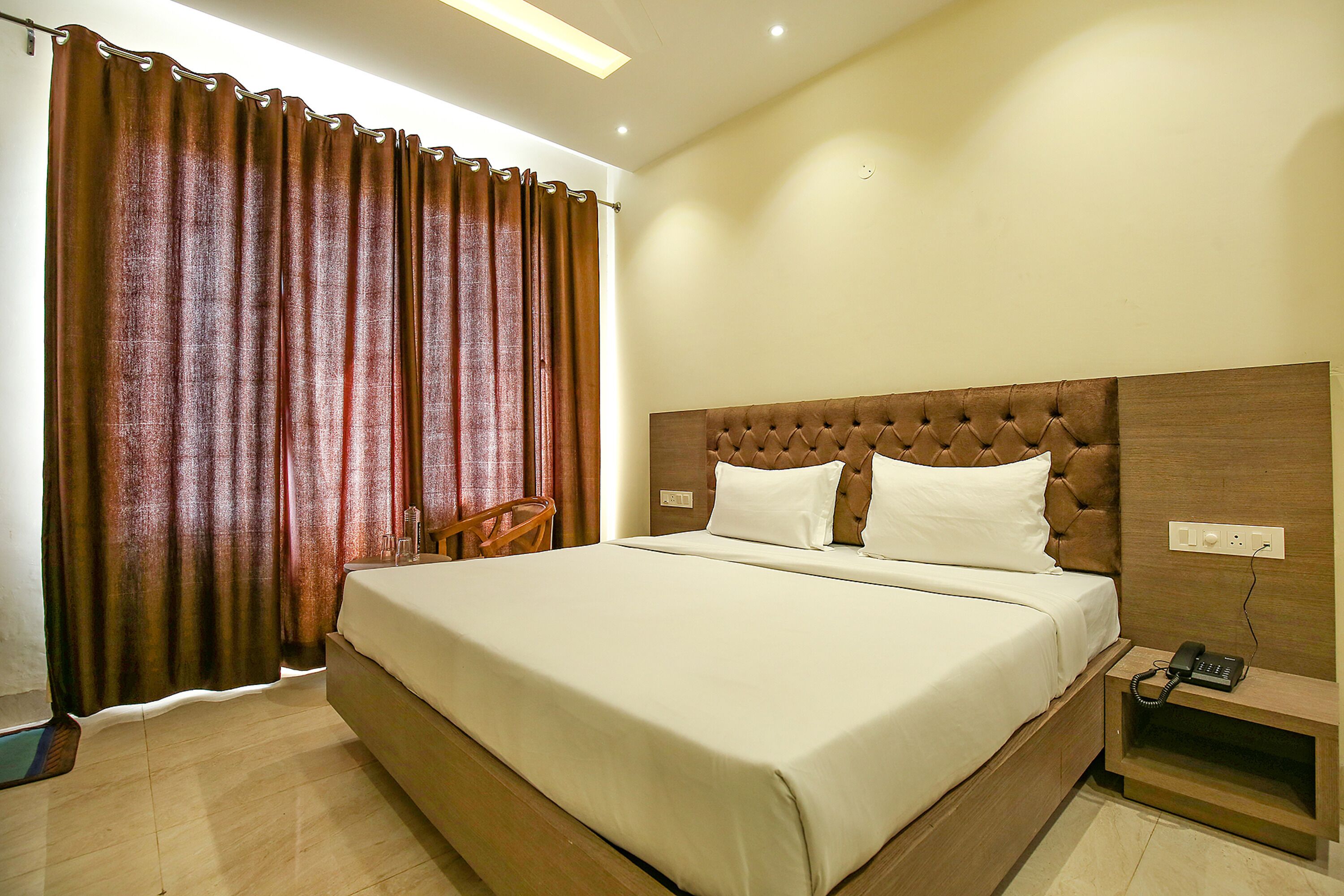 Egyptian cotton sheets, premium bedding, in-room safe, desk