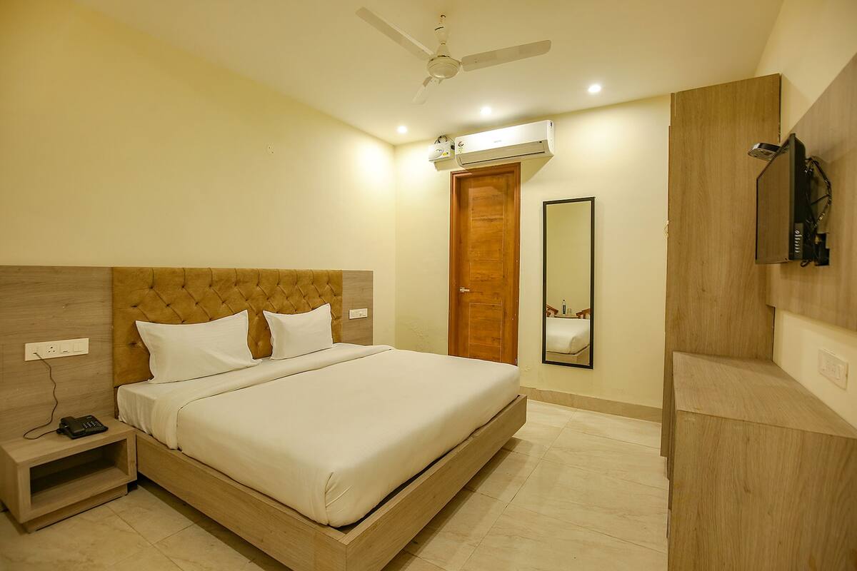 Deluxe Room | Egyptian cotton sheets, premium bedding, in-room safe, desk