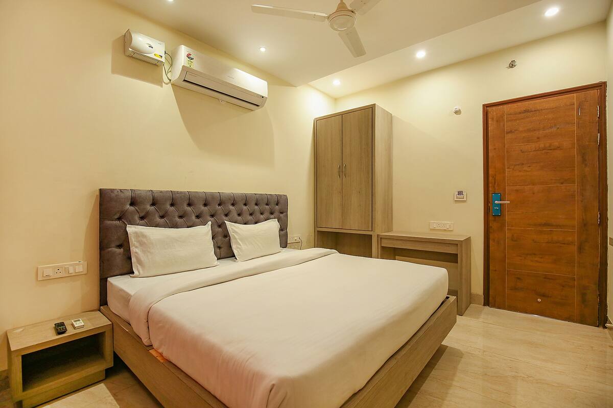 Premium Room | Egyptian cotton sheets, premium bedding, in-room safe, desk