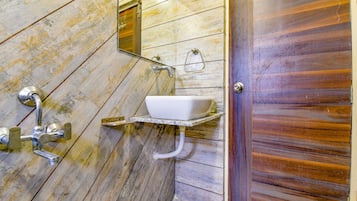 Shower, rainfall showerhead, free toiletries, towels