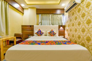 Deluxe Room | Egyptian cotton sheets, premium bedding, in-room safe, desk