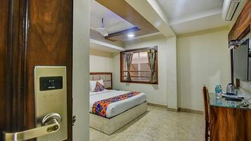 Egyptian cotton sheets, premium bedding, in-room safe, desk