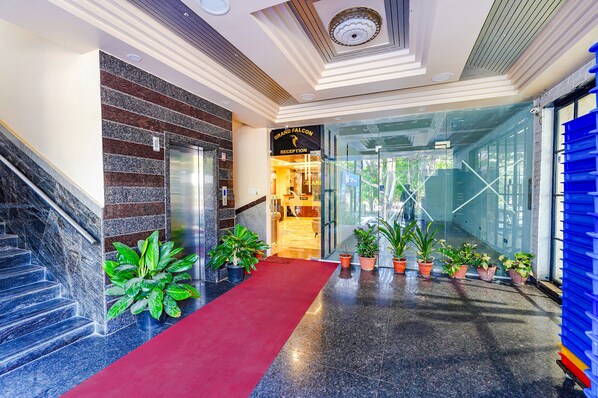 Property entrance - FabHotel Grand View Inn (Bengaluru)